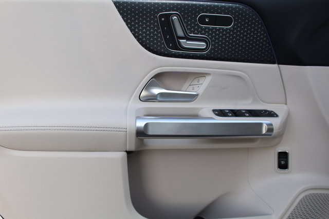 Vehicle image 13 of 31