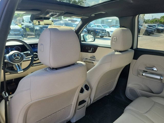 Vehicle image 10 of 31