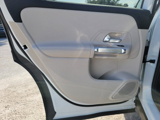 Vehicle image 8 of 31