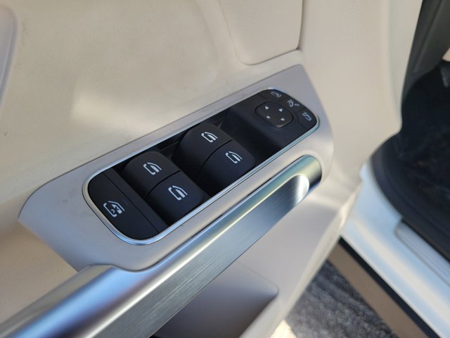 Vehicle image 17 of 31