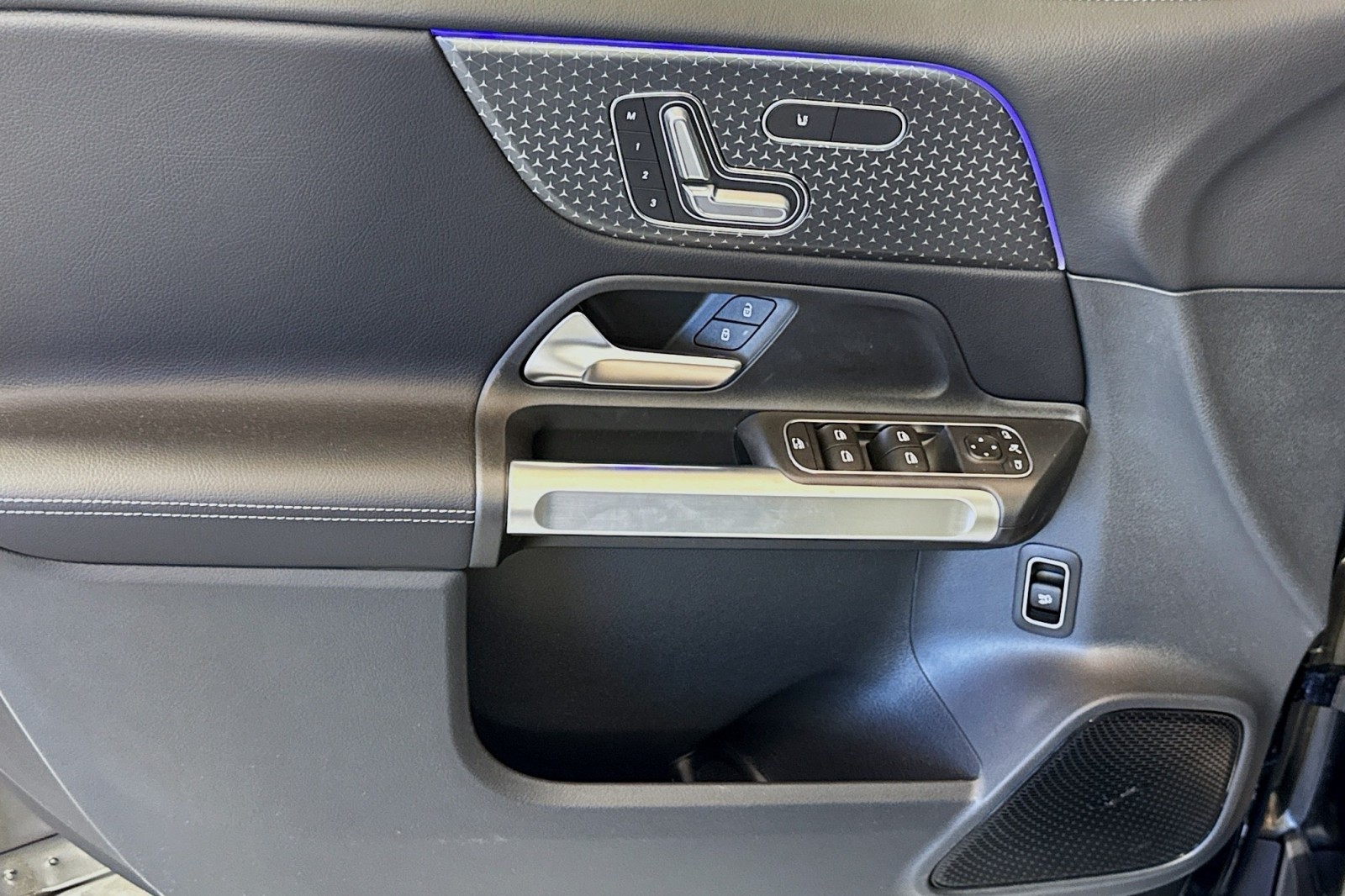 Vehicle image 16 of 28