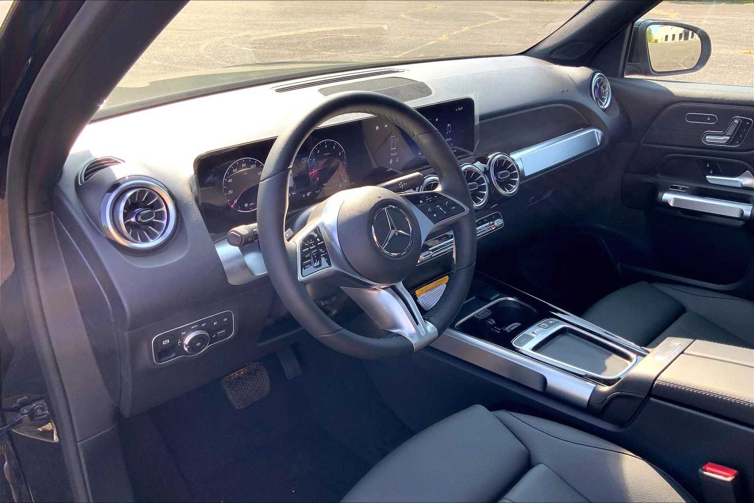 2025 Mercedes-Benz GLB 250 Image 9 of 16