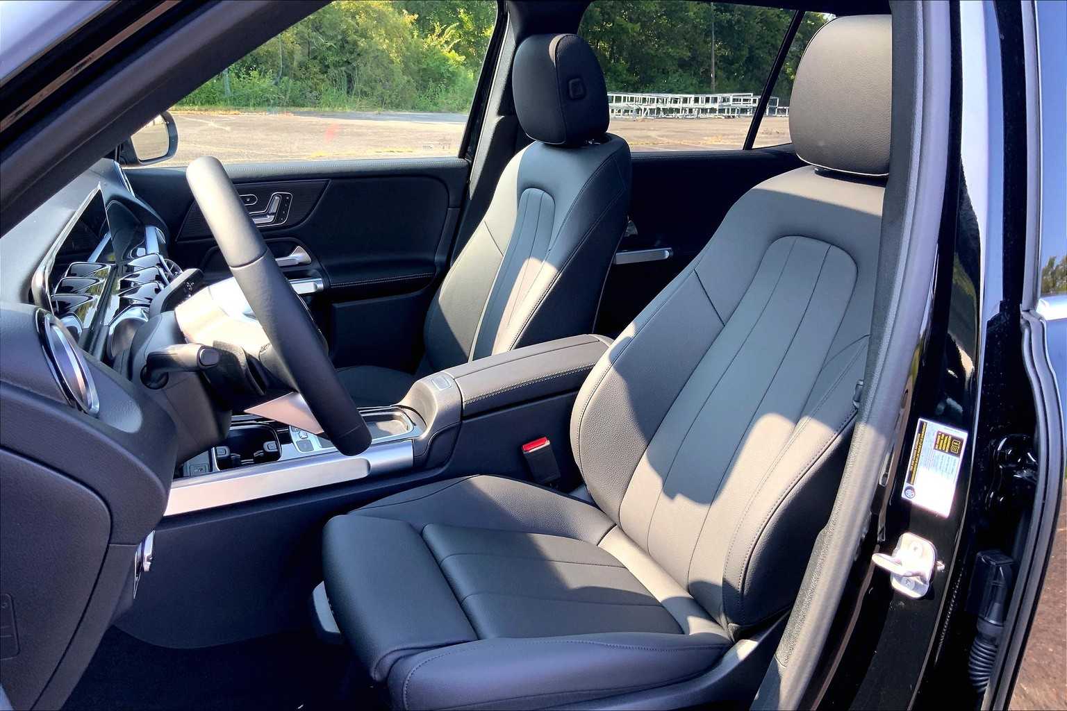 2025 Mercedes-Benz GLB 250 Image 7 of 16