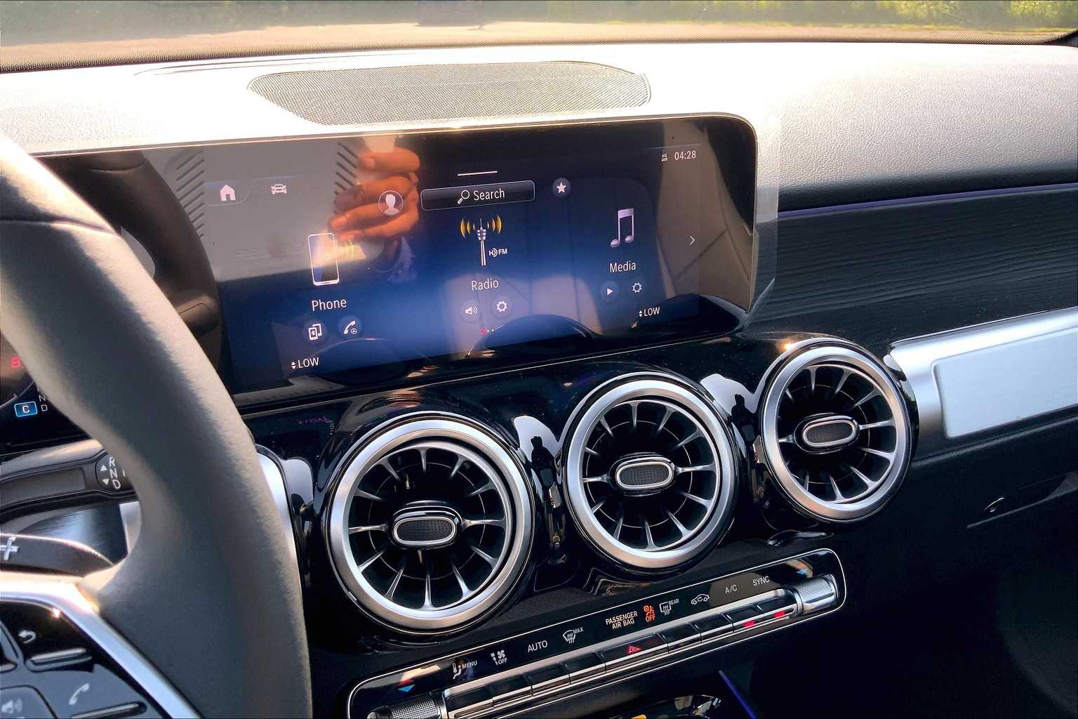 2025 Mercedes-Benz GLB 250 Image 10 of 16