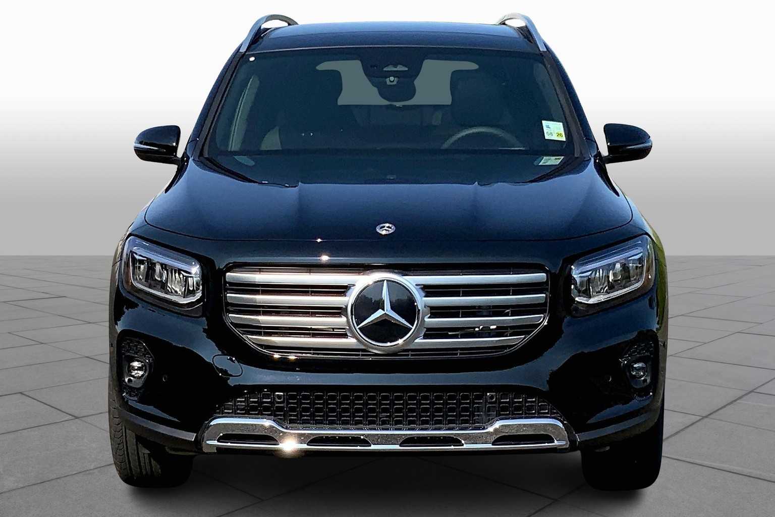 2025 Mercedes-Benz GLB 250 Image 2 of 16