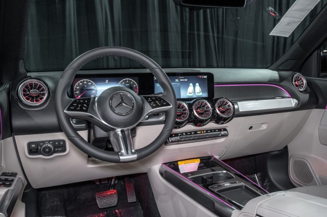Vehicle image 17 of 22