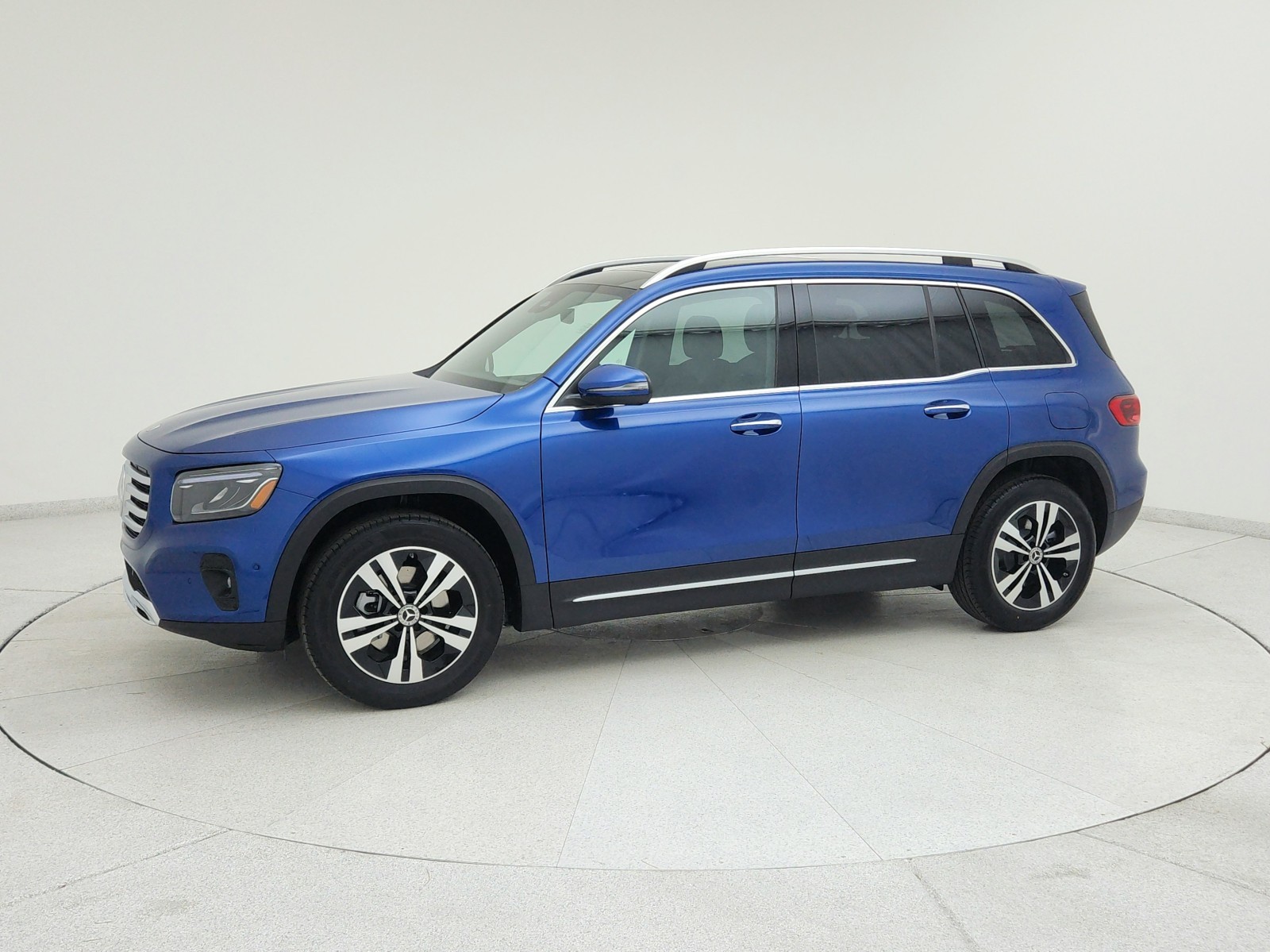 2025 Mercedes-Benz GLB 250 Image 2 of 21