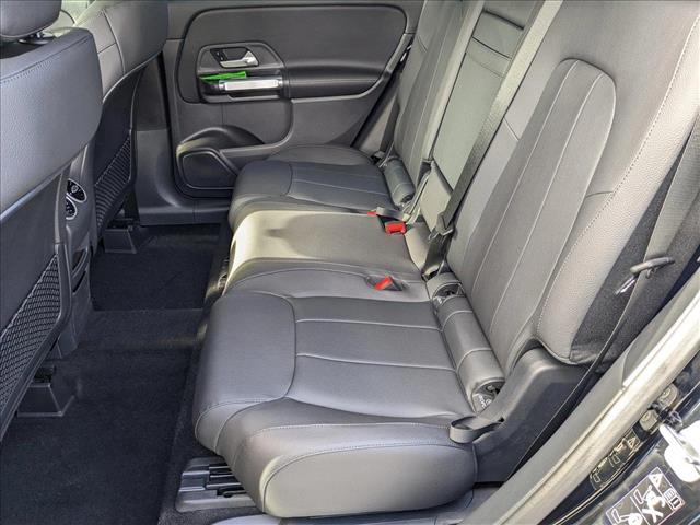 Vehicle image 14 of 17