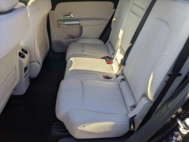 Vehicle image 14 of 17