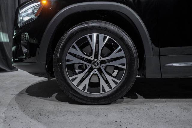 Vehicle image 7 of 23