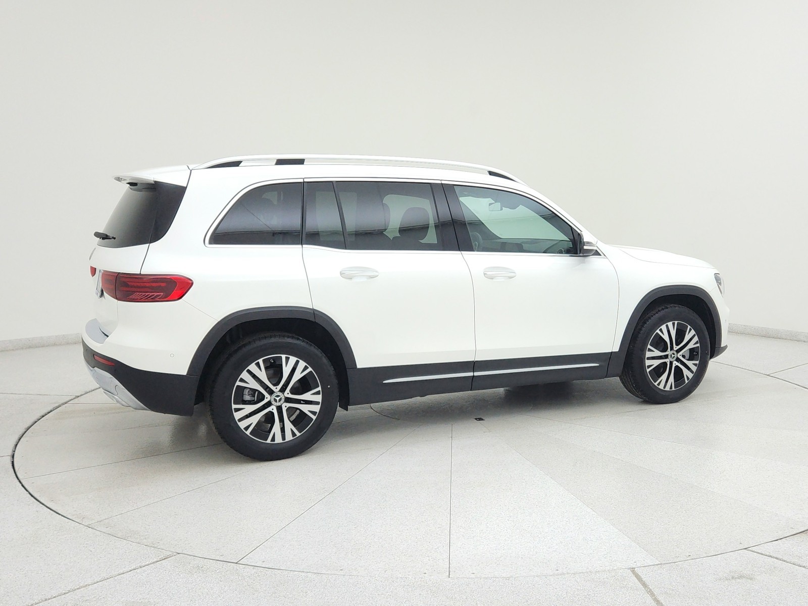 2025 Mercedes-Benz GLB 250 Image 6 of 21