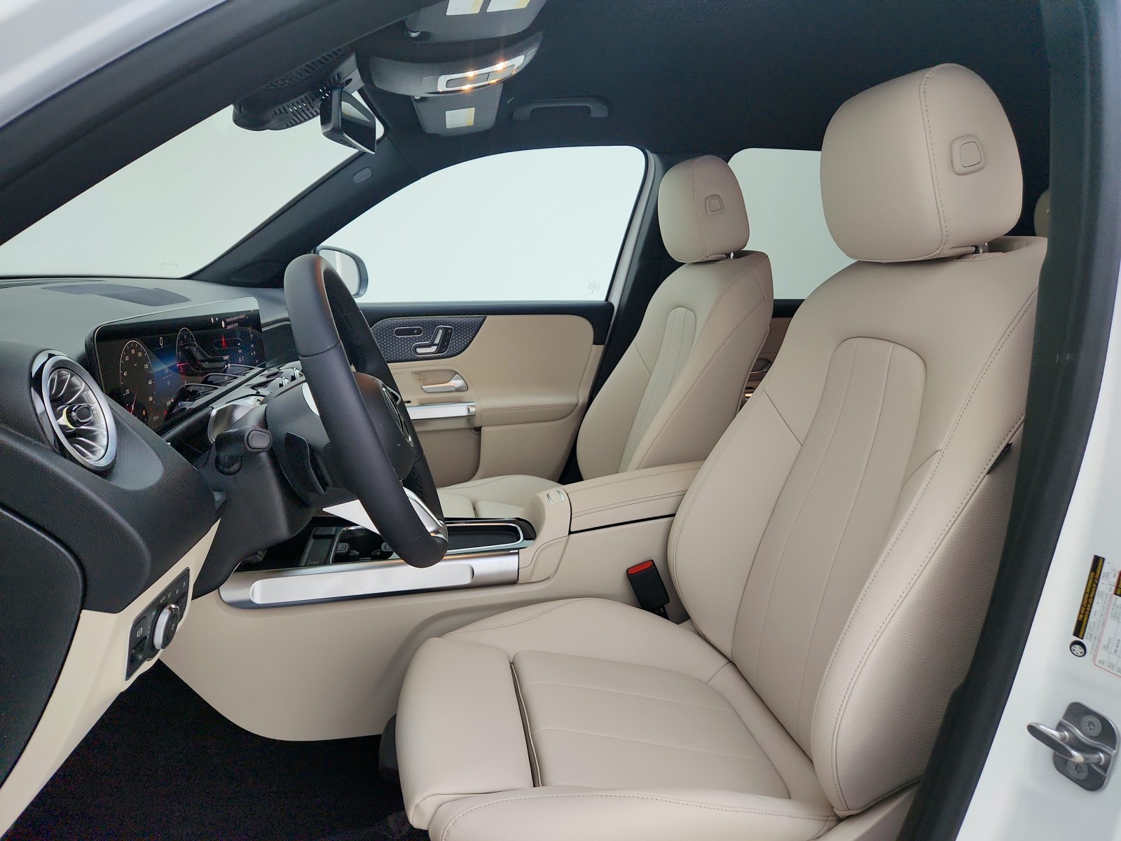 2025 Mercedes-Benz GLB 250 Image 12 of 21