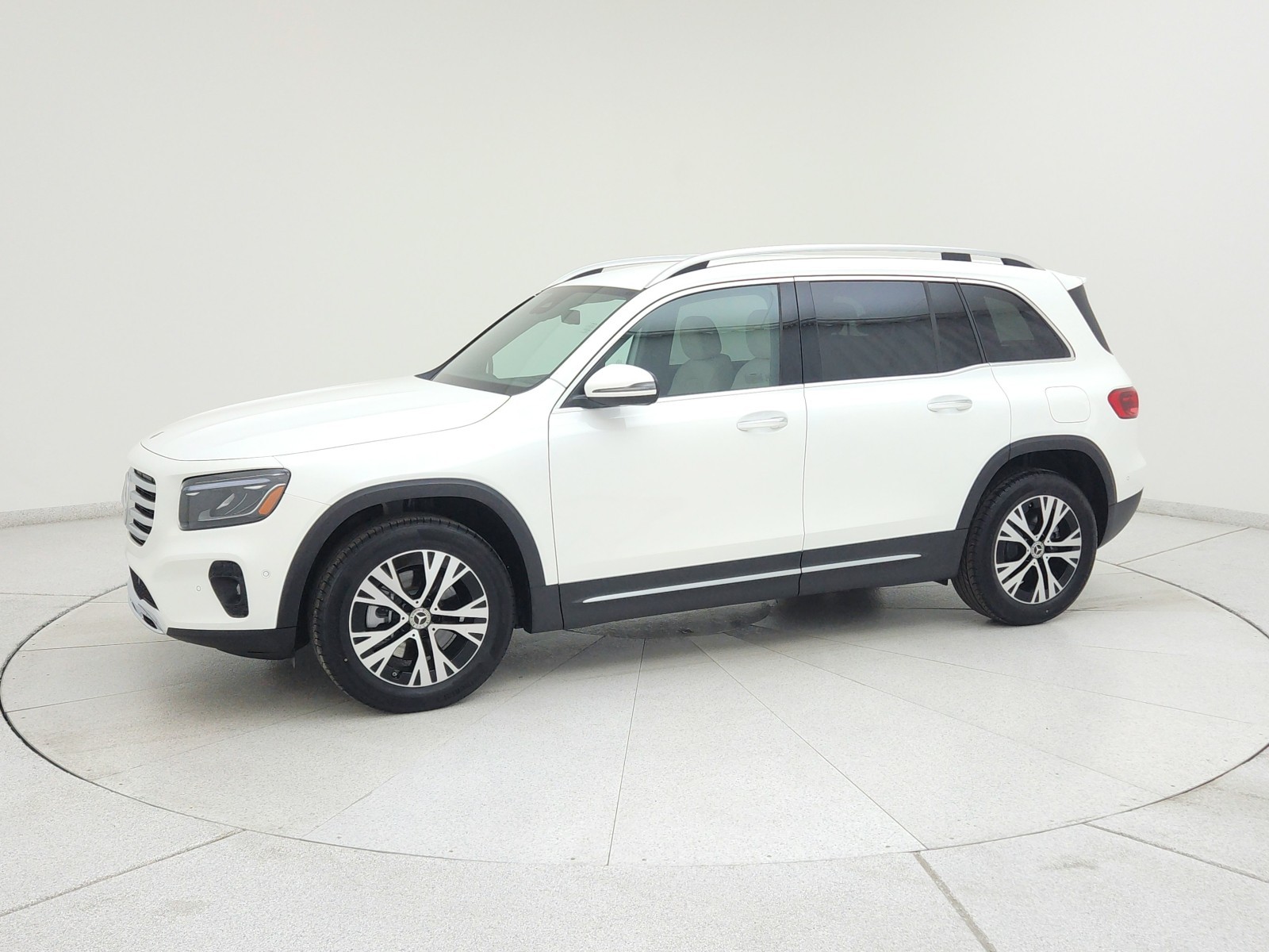 2025 Mercedes-Benz GLB 250 Image 2 of 21