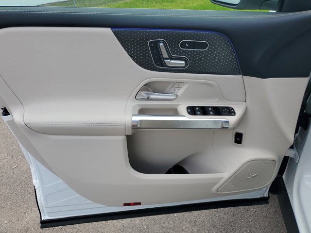 Vehicle image 17 of 35