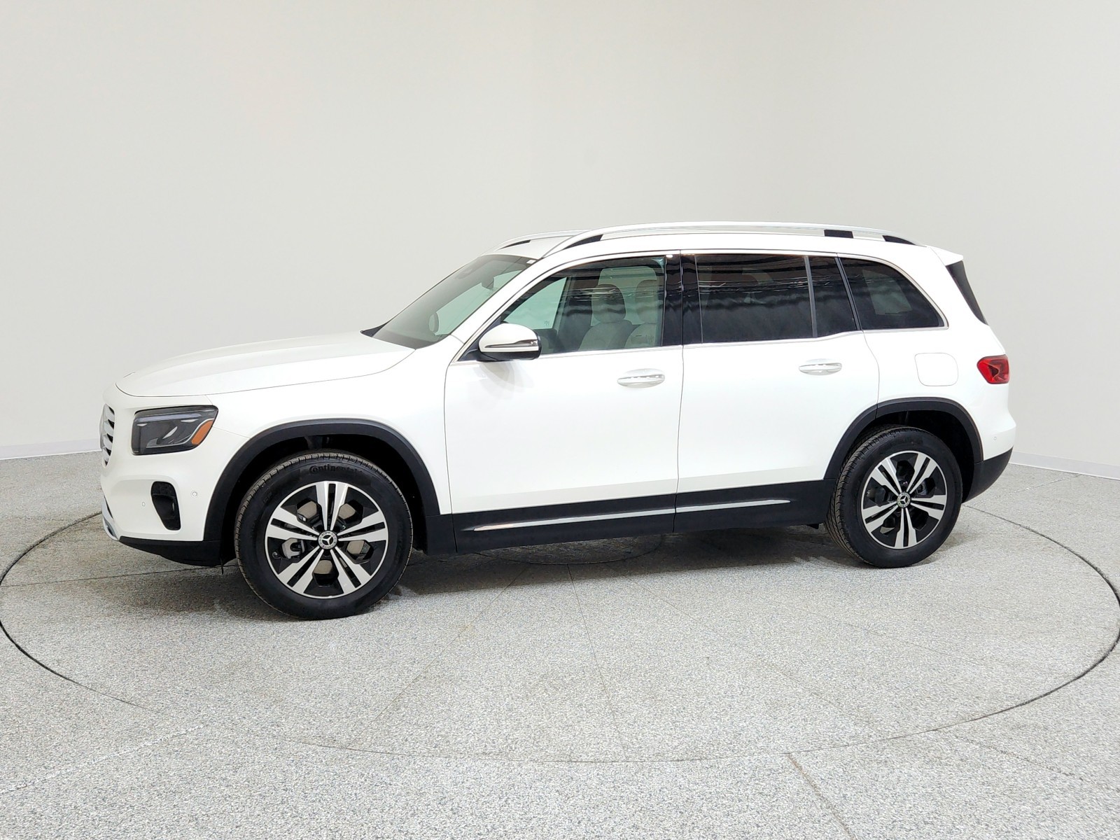 2025 Mercedes-Benz GLB 250 Image 2 of 21