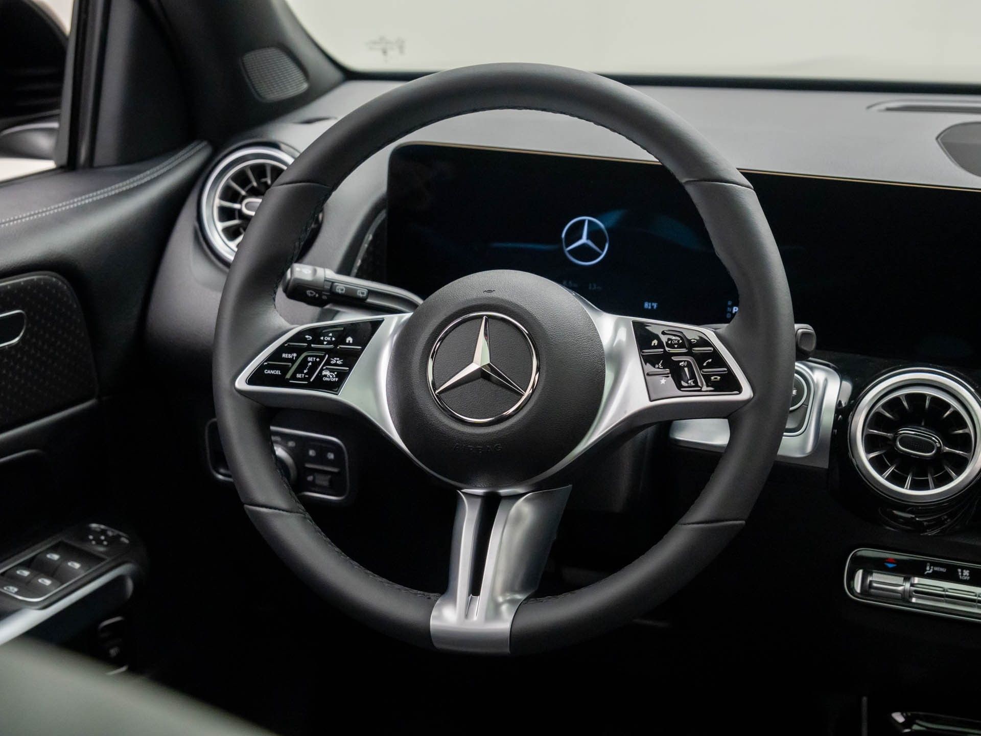 2025 Mercedes-Benz GLB 250 Image 17 of 36