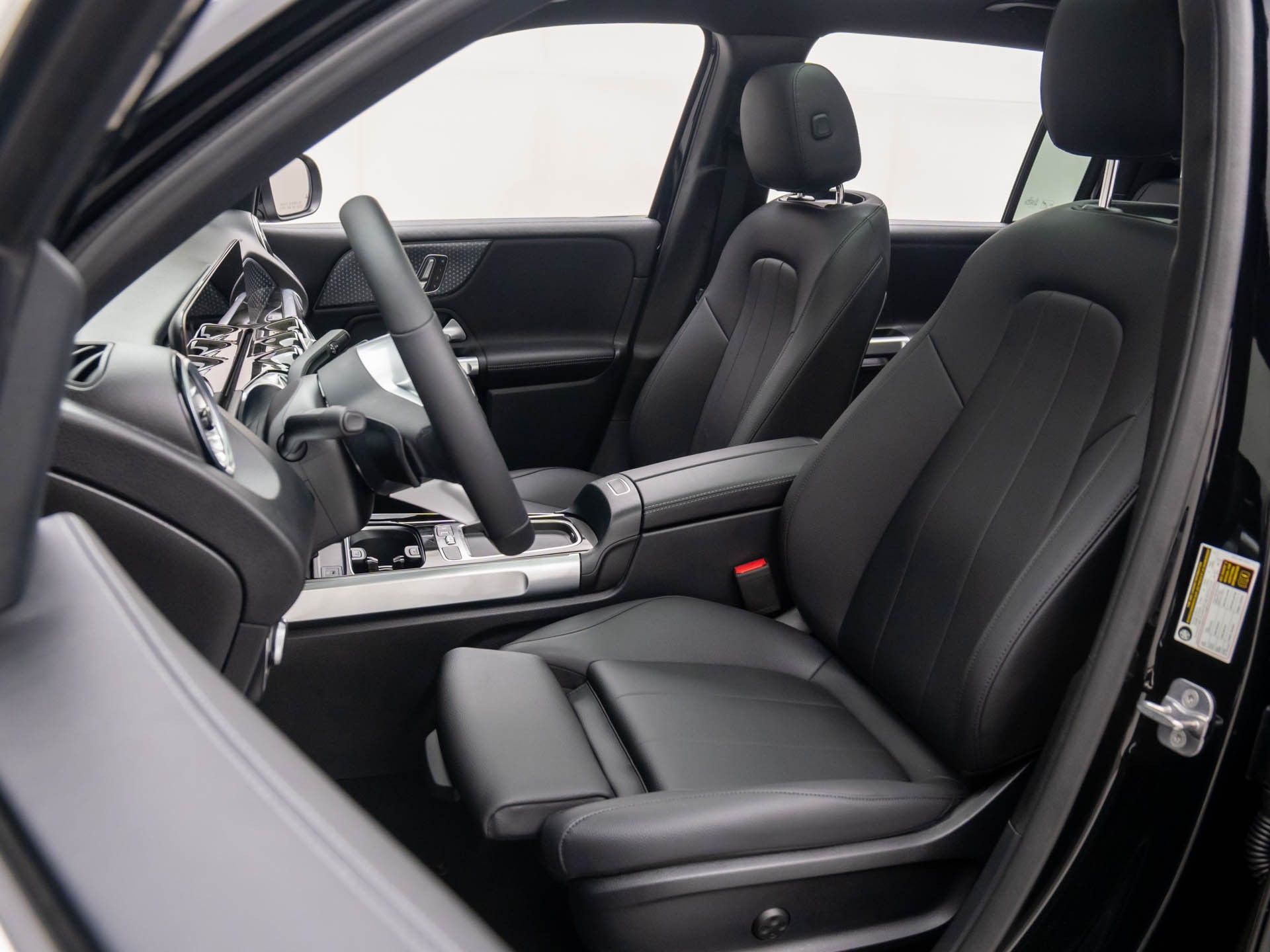 2025 Mercedes-Benz GLB 250 Image 14 of 36