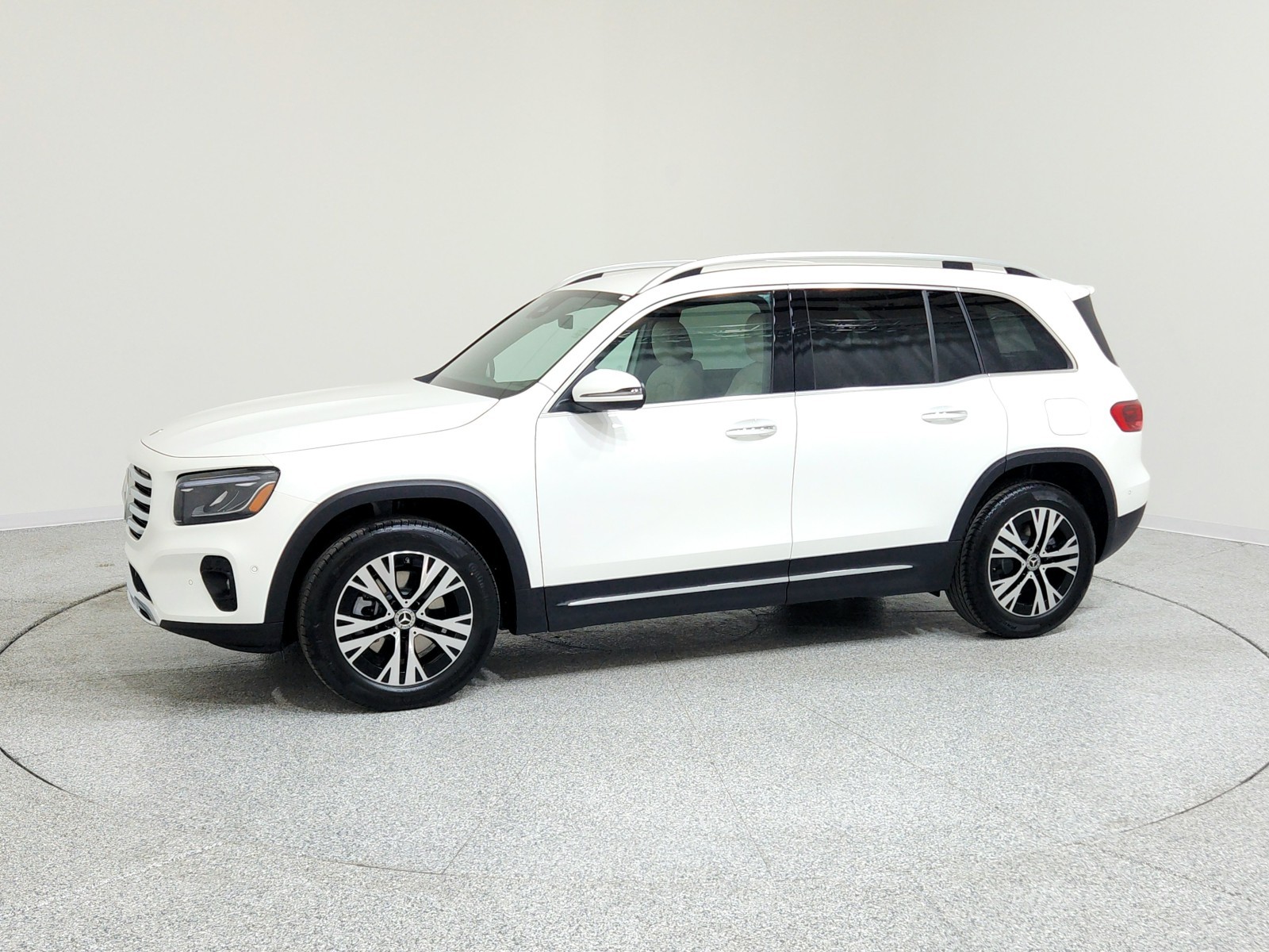 2025 Mercedes-Benz GLB 250 Image 2 of 21