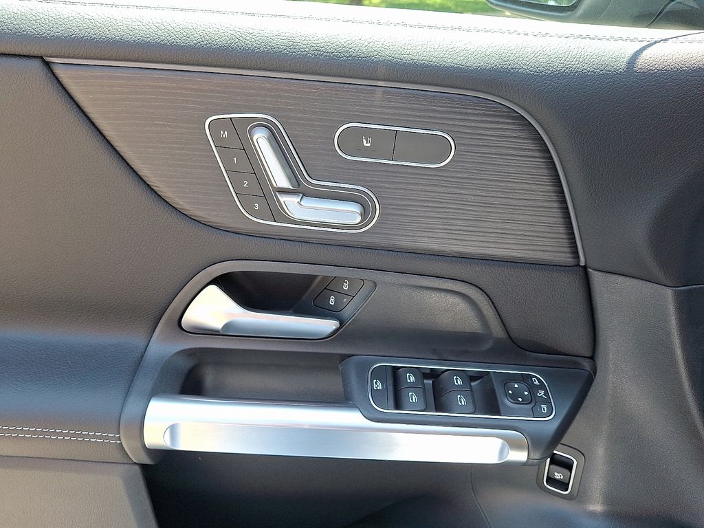 Vehicle image 17 of 21