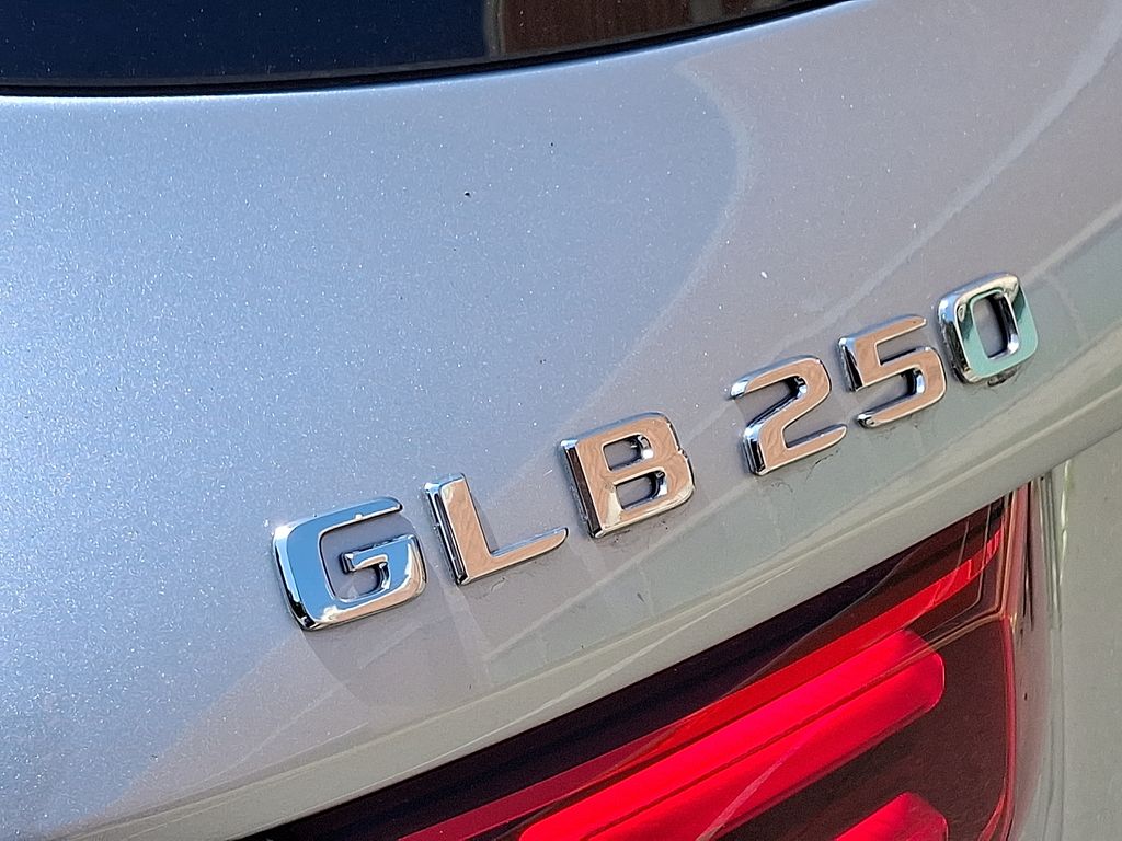 Vehicle image 19 of 21