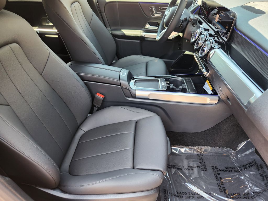 2025 Mercedes-Benz GLB 250 Image 14 of 31