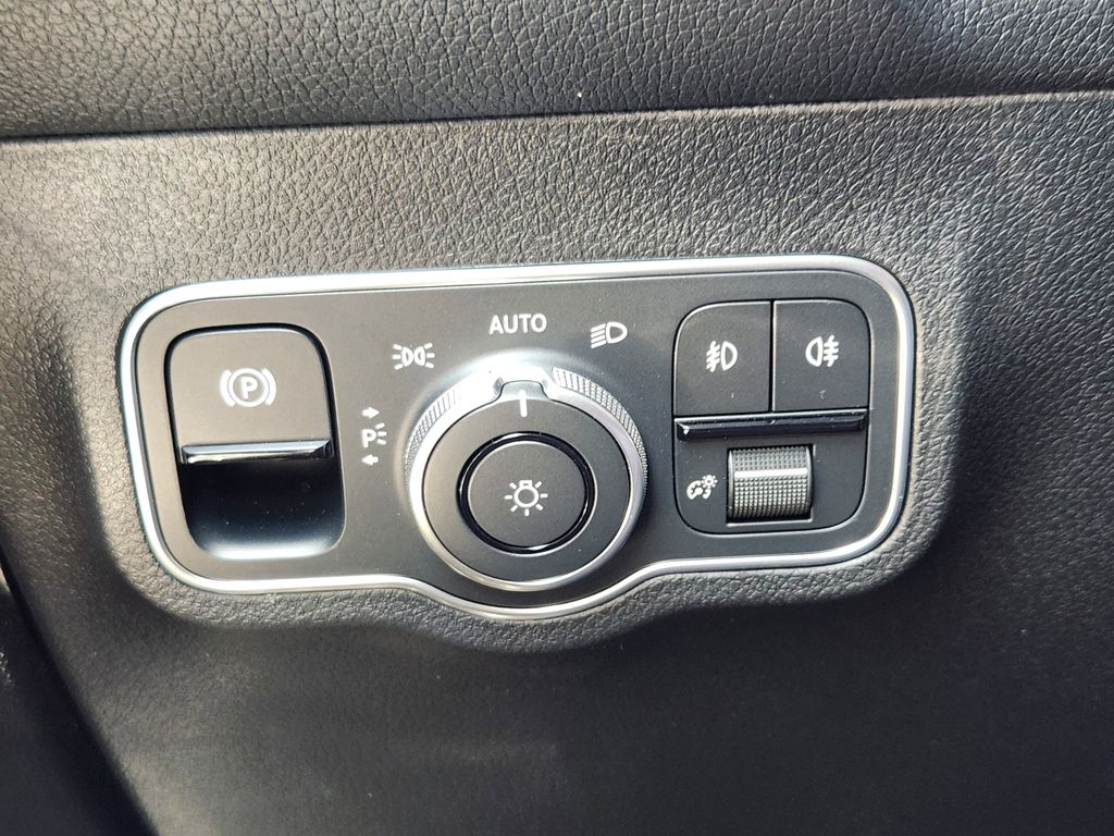 2025 Mercedes-Benz GLB 250 Image 25 of 31