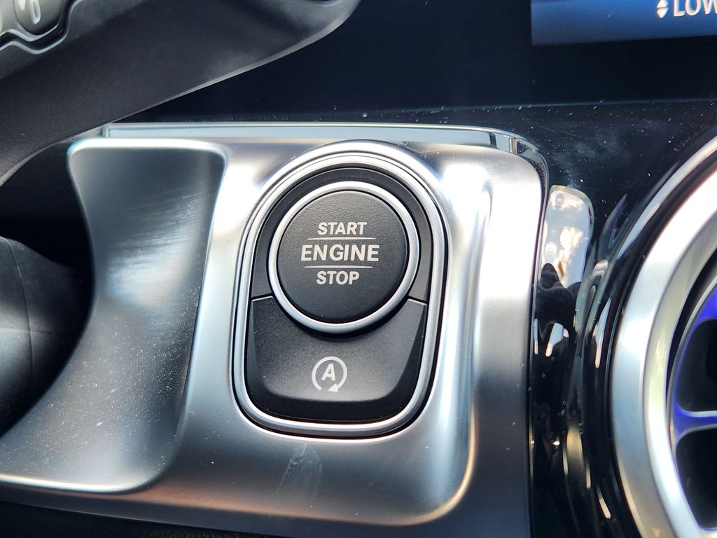 2025 Mercedes-Benz GLB 250 Image 28 of 31