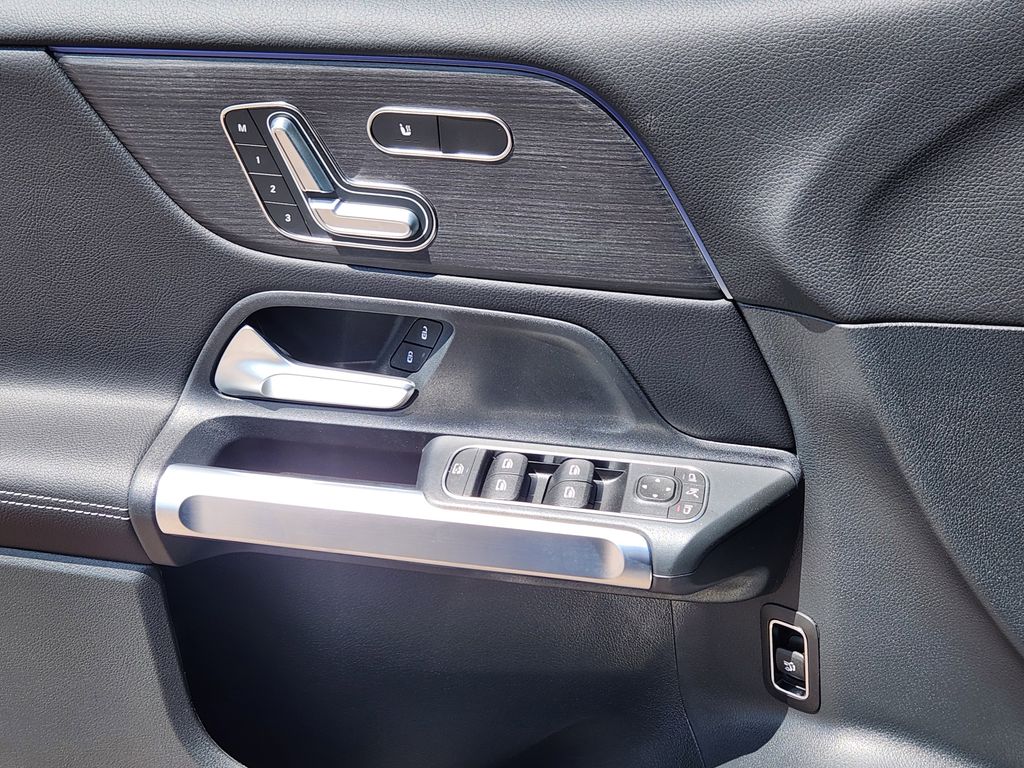 2025 Mercedes-Benz GLB 250 Image 21 of 31