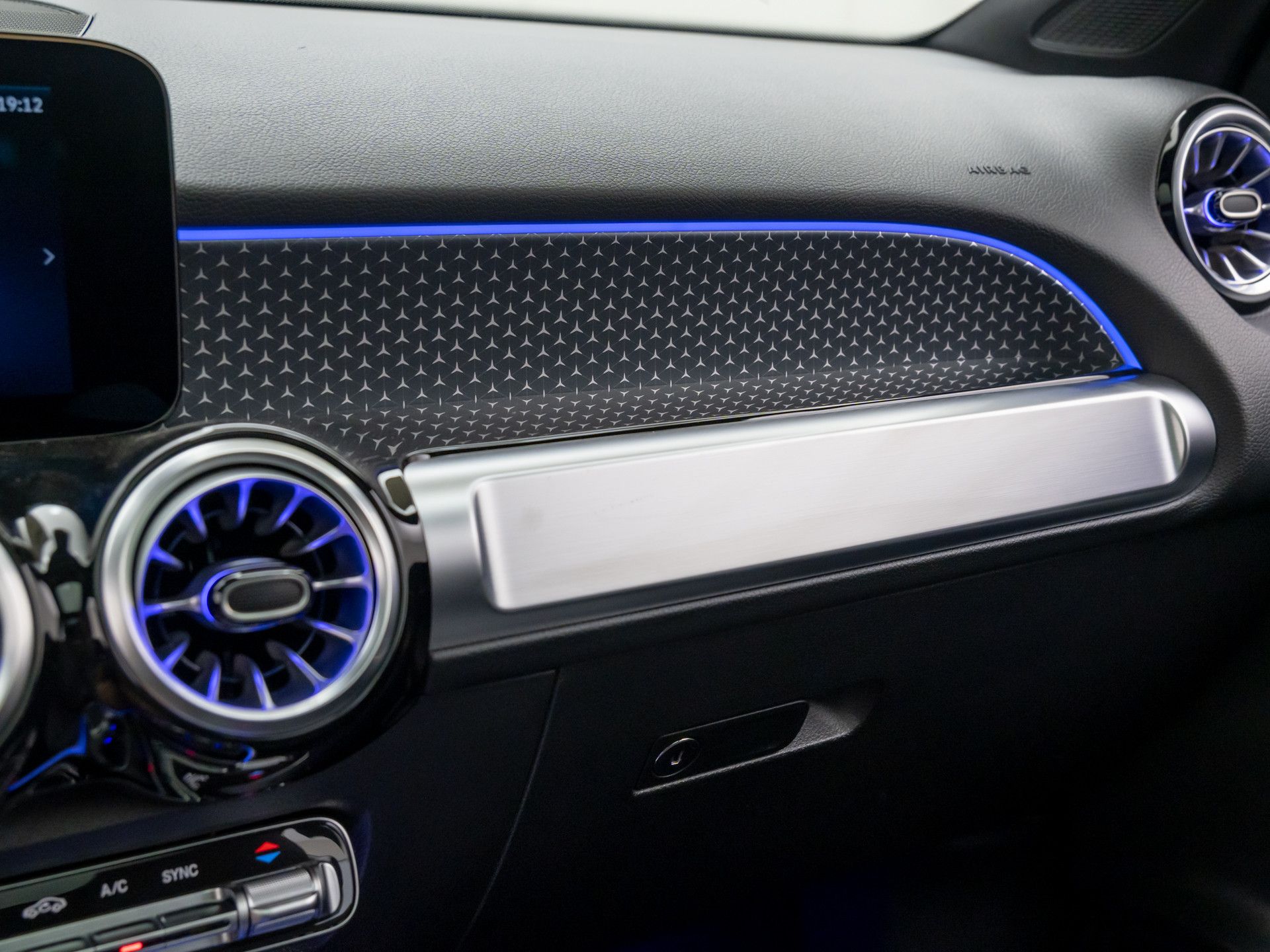 2025 Mercedes-Benz GLB 250 Image 19 of 38