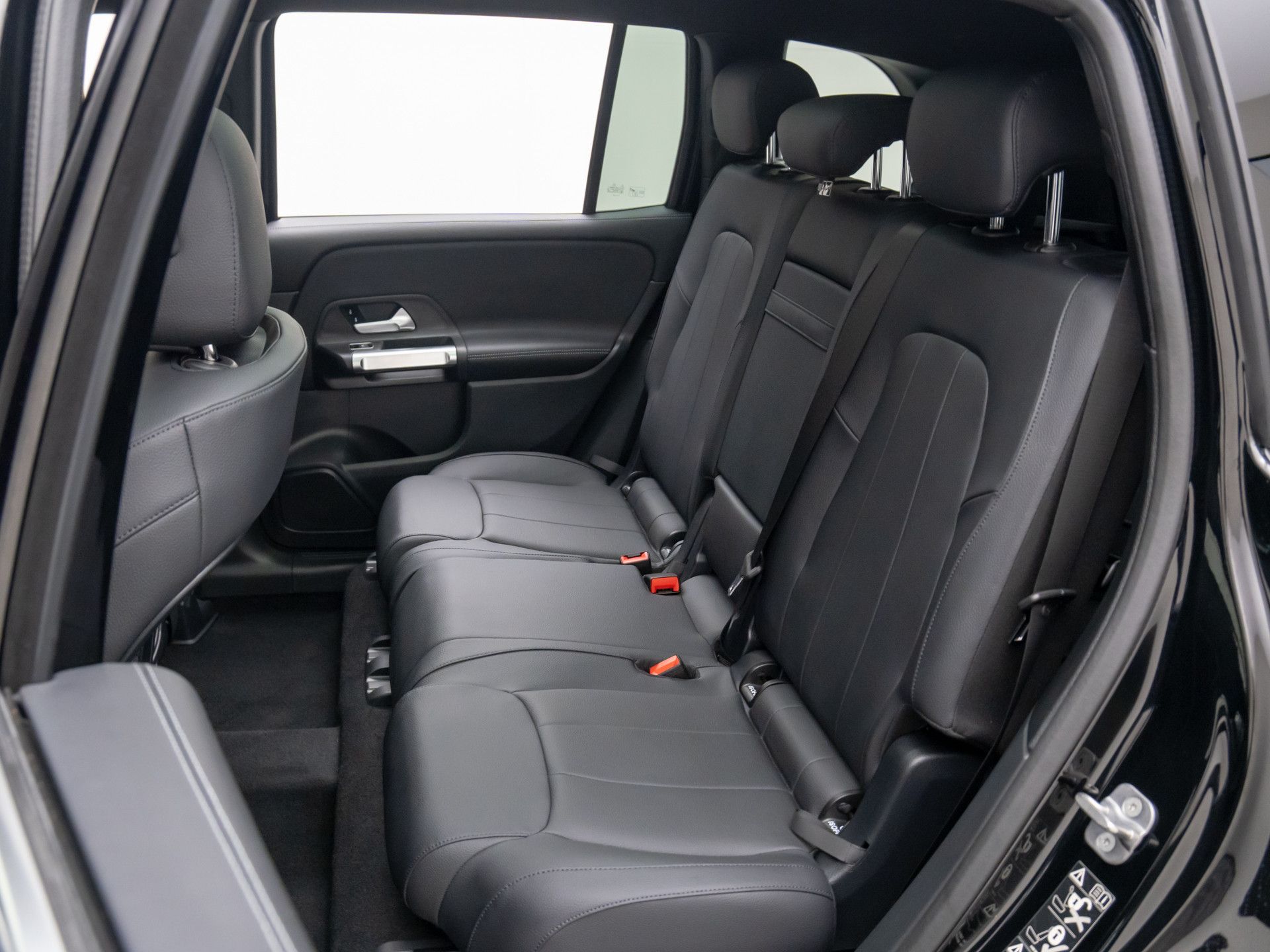 2025 Mercedes-Benz GLB 250 Image 16 of 38