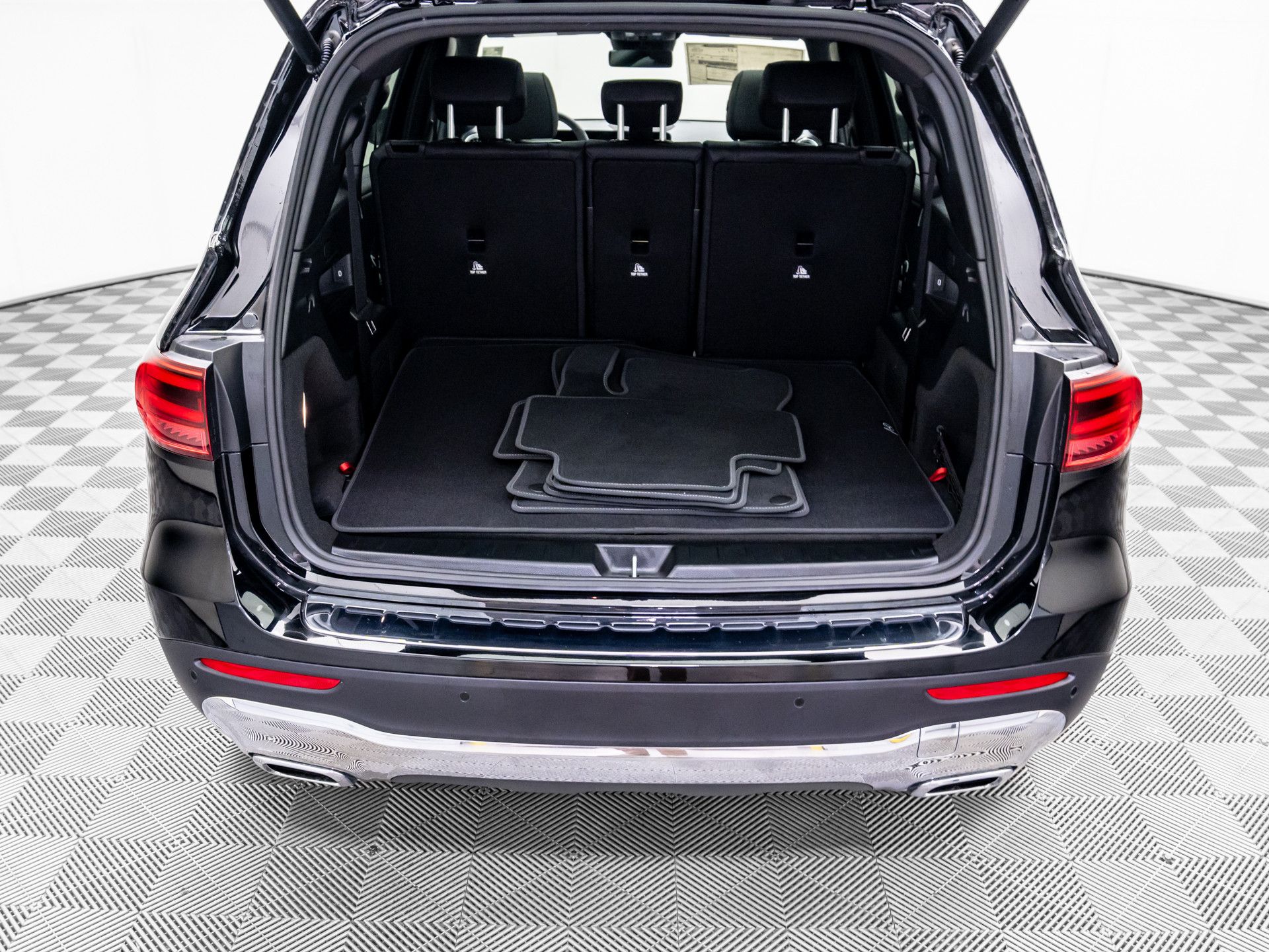 2025 Mercedes-Benz GLB 250 Image 14 of 38