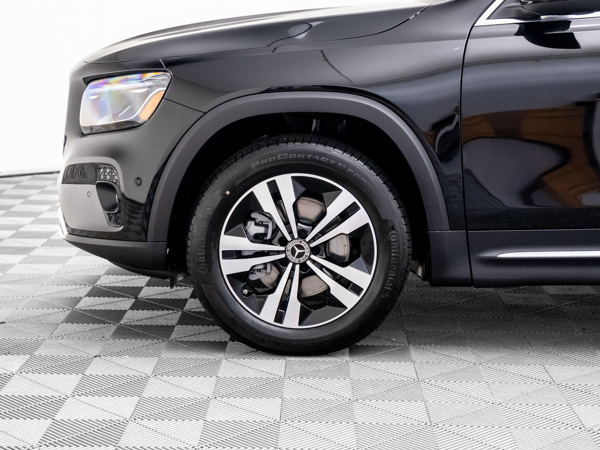 2025 Mercedes-Benz GLB 250 Image 13 of 38