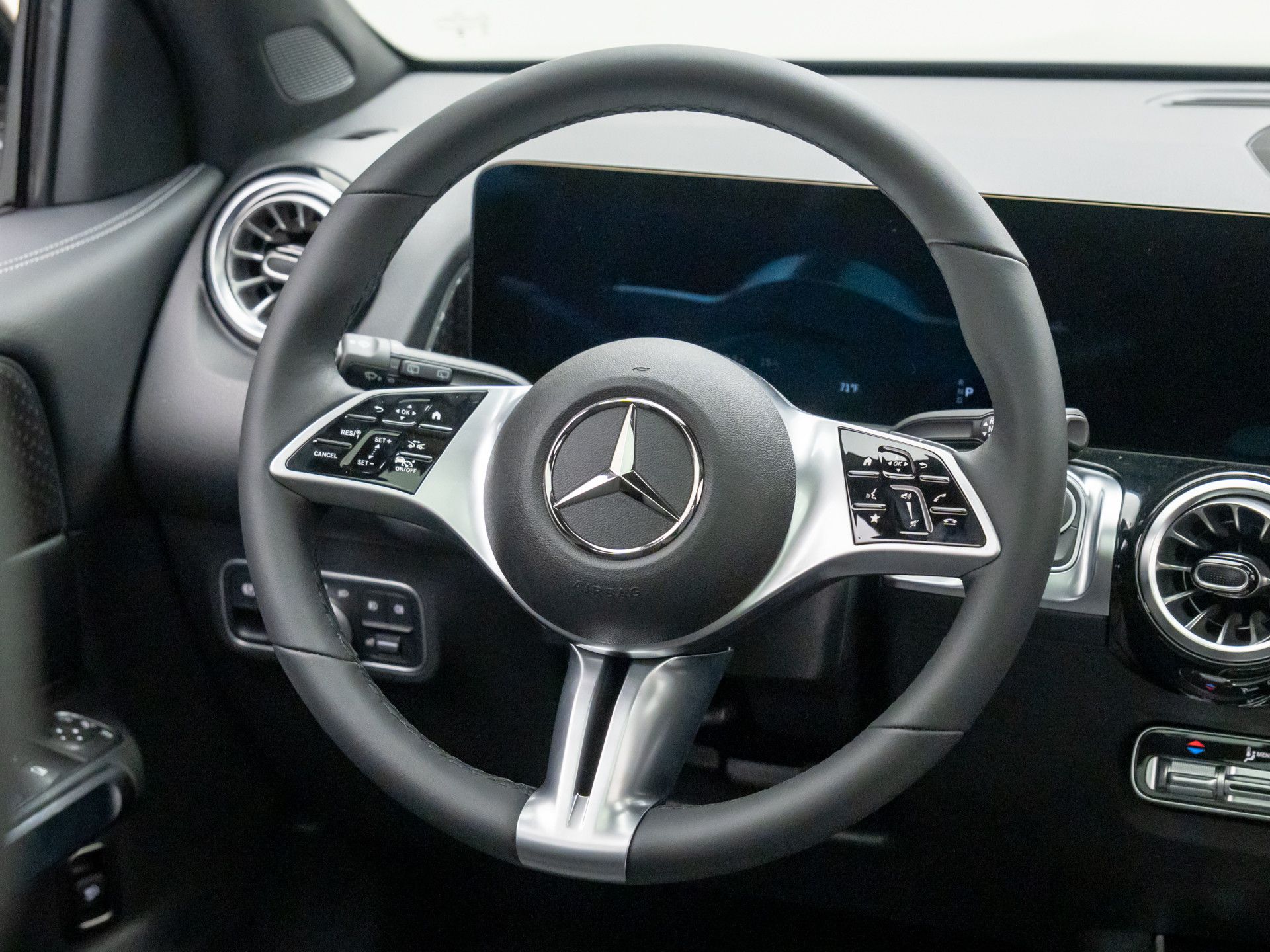 2025 Mercedes-Benz GLB 250 Image 18 of 38