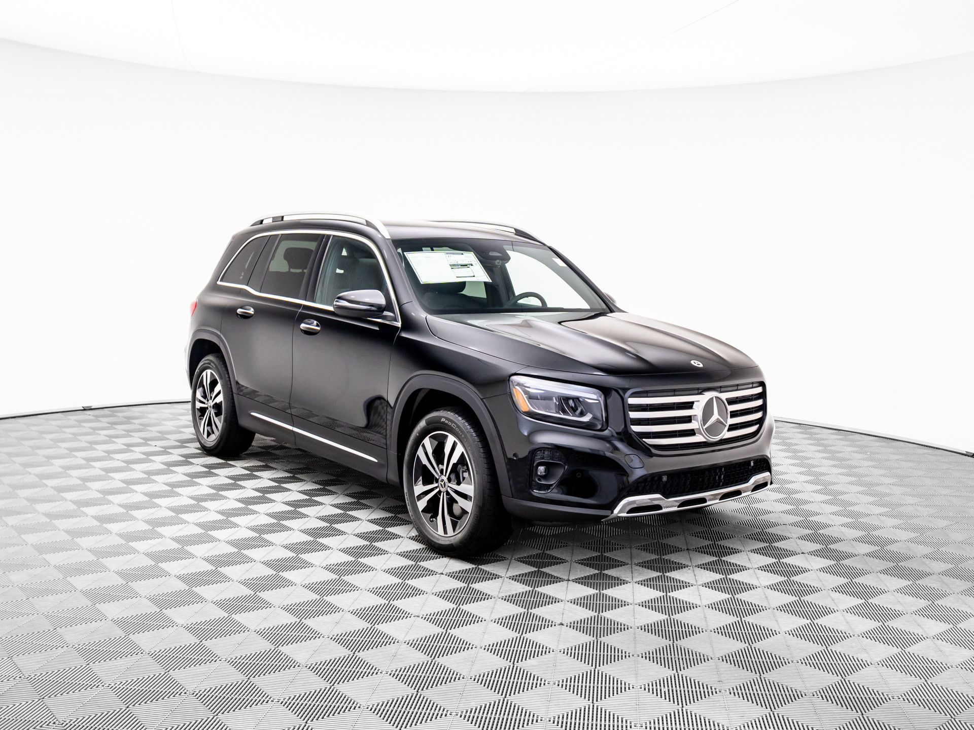 2025 Mercedes-Benz GLB 250 Image 4 of 38