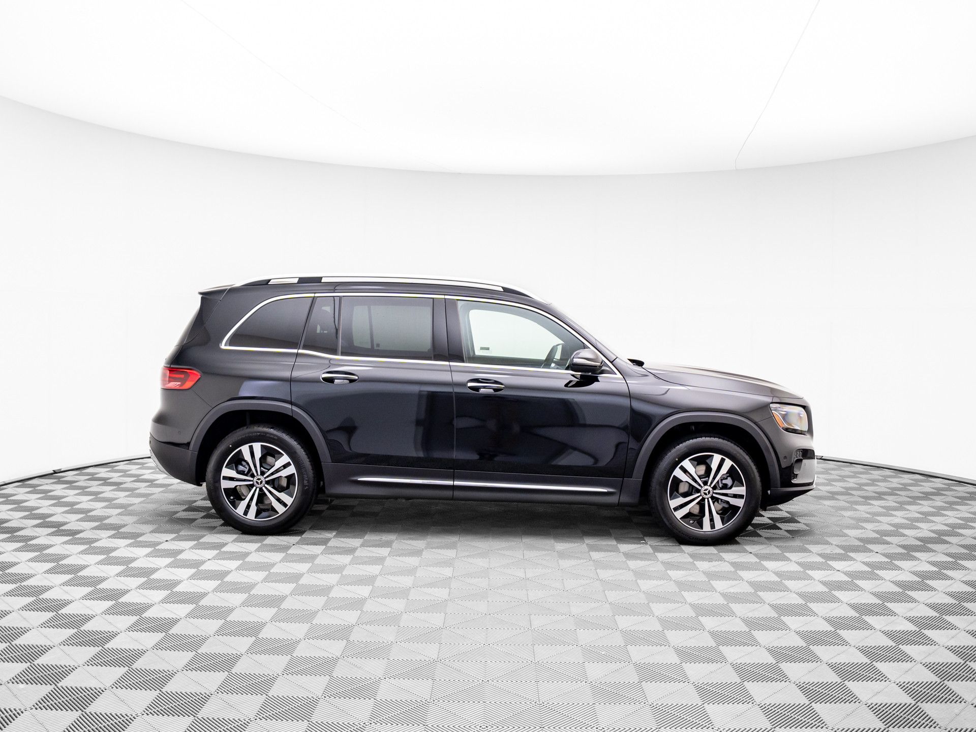 2025 Mercedes-Benz GLB 250 Image 5 of 38