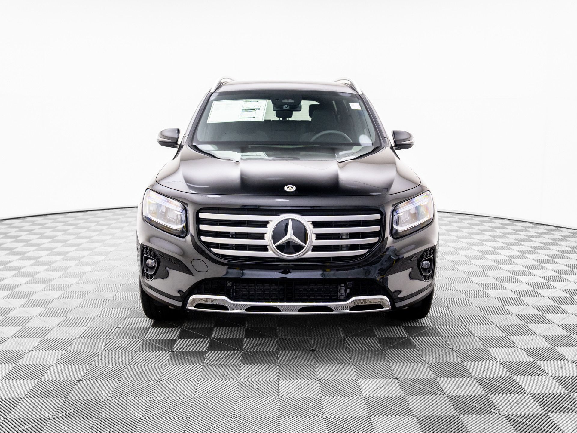 2025 Mercedes-Benz GLB 250 Image 2 of 38