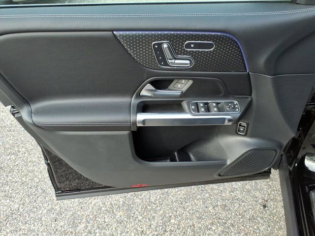 2025 Mercedes-Benz GLB 250 Image 13 of 26