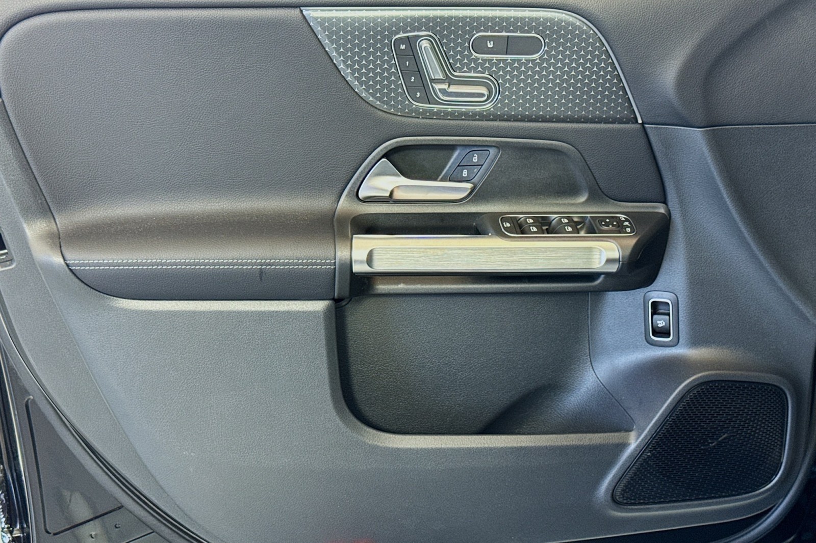 Vehicle image 16 of 29