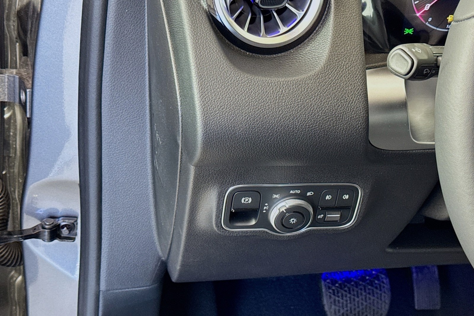 Vehicle image 10 of 28