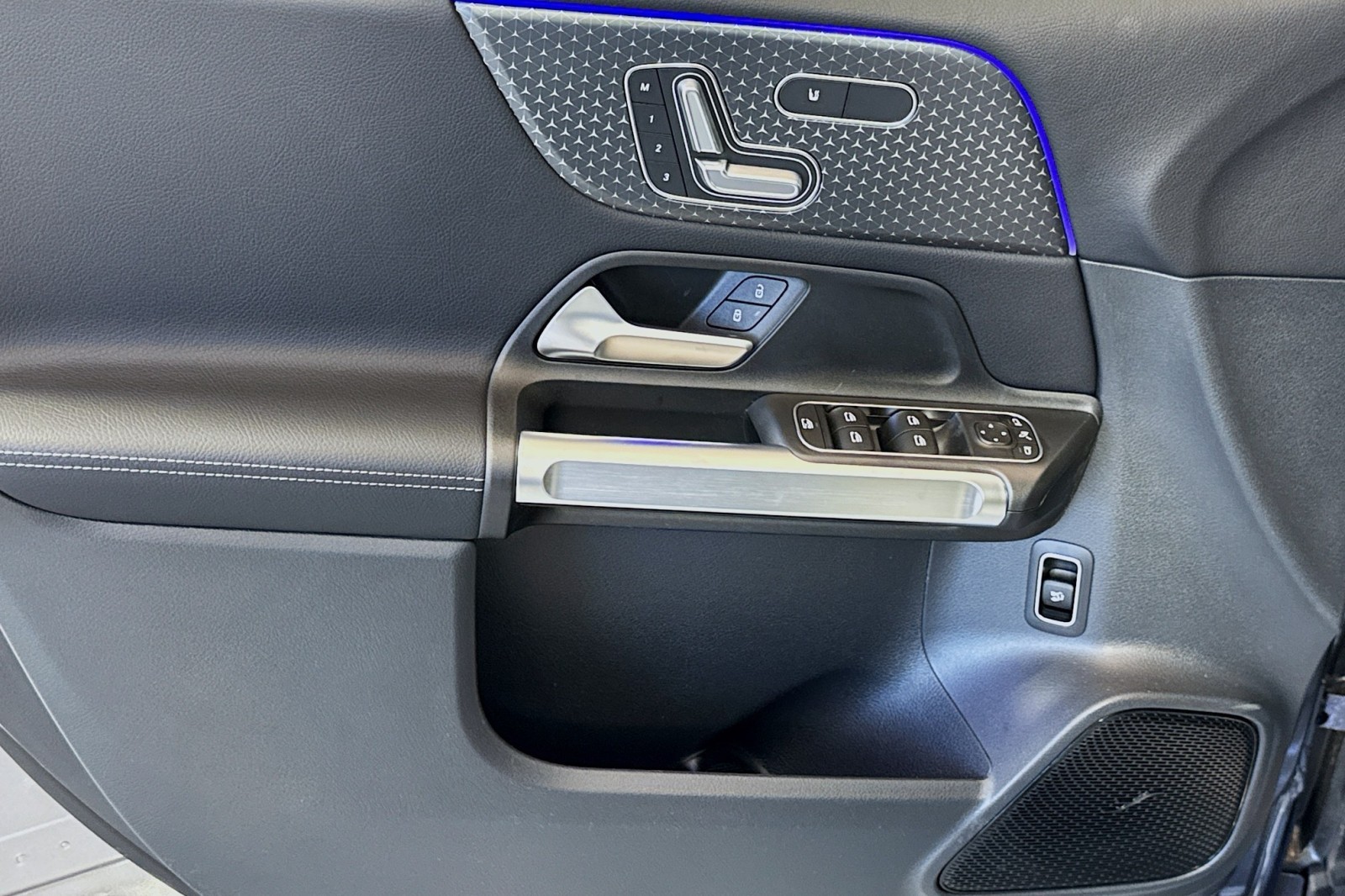 Vehicle image 16 of 28