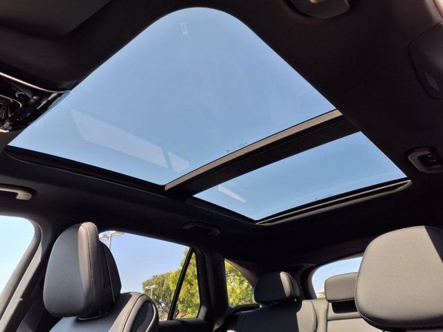 Vehicle image 17 of 25