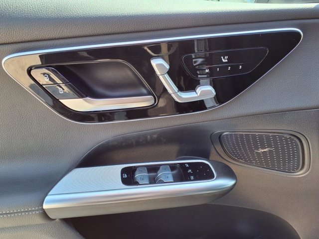 Vehicle image 15 of 25