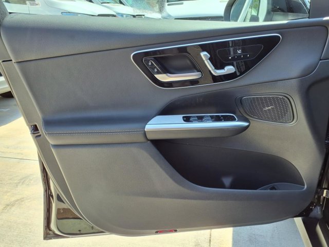 Vehicle image 14 of 25