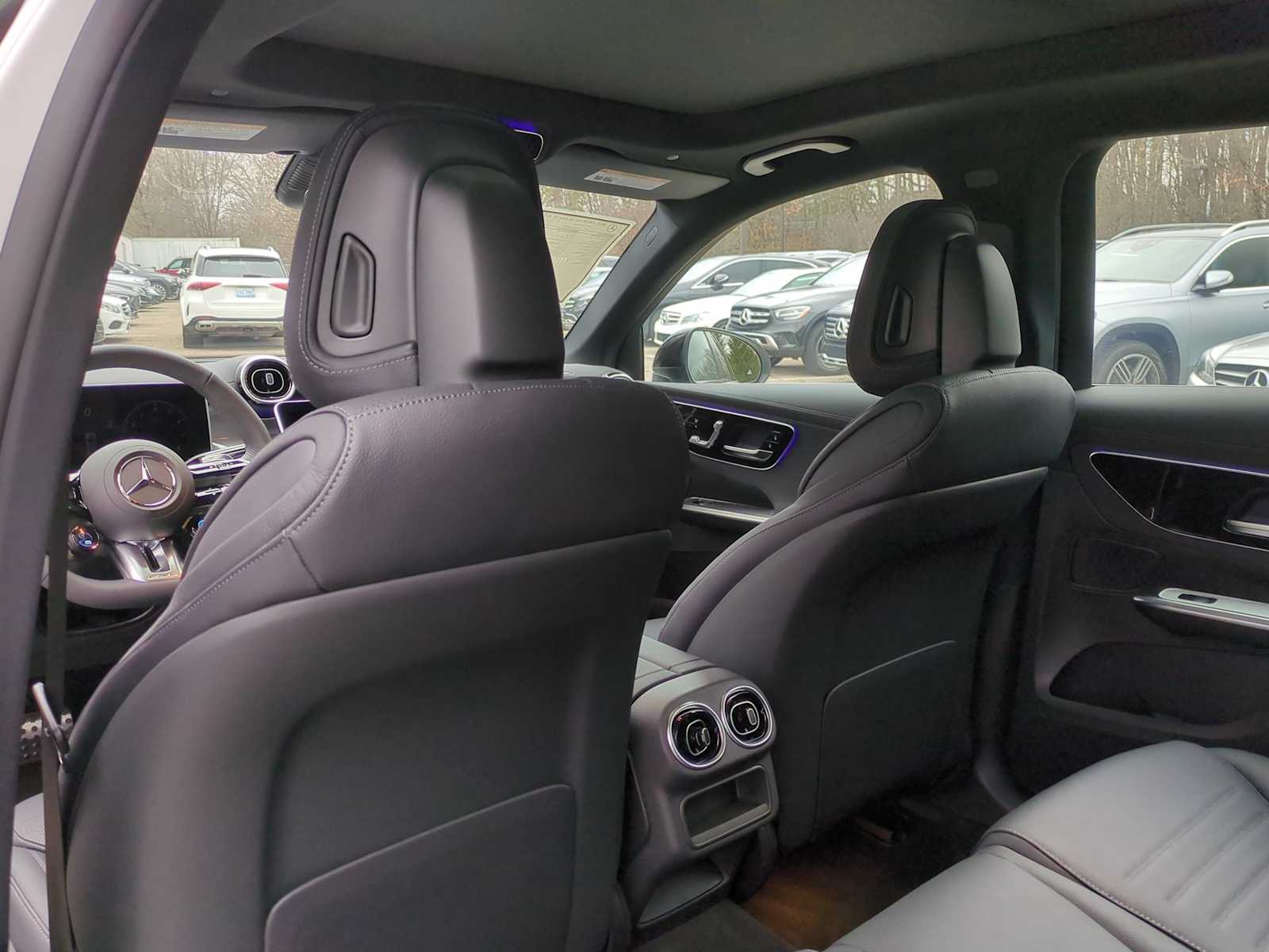 Vehicle image 33 of 36