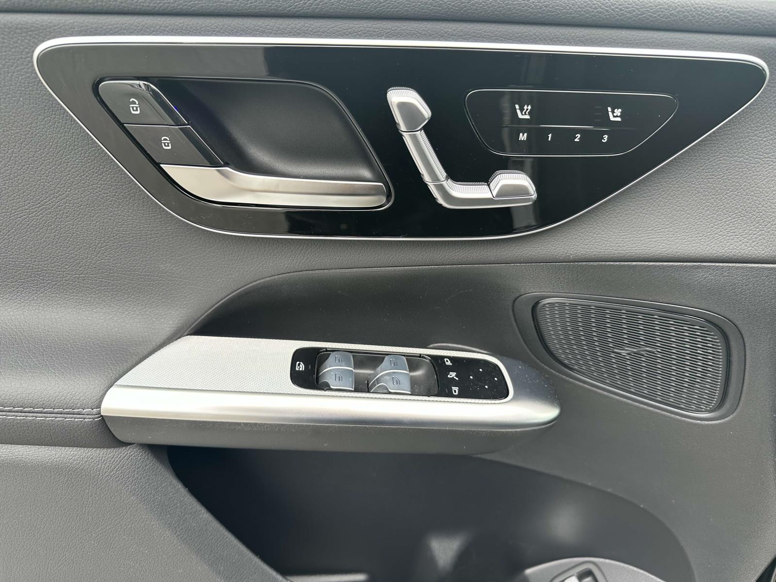 Vehicle image 11 of 22