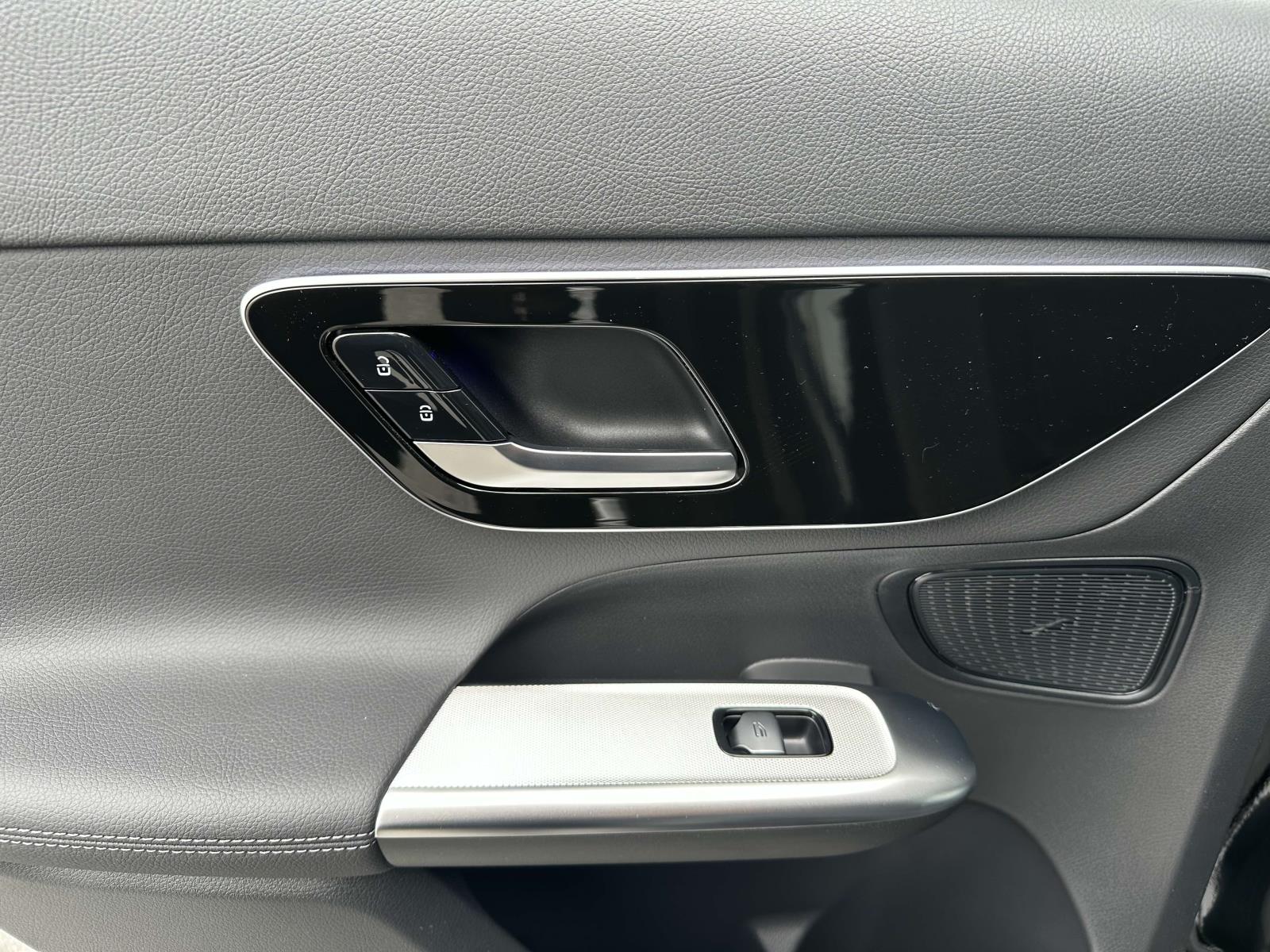 Vehicle image 8 of 22
