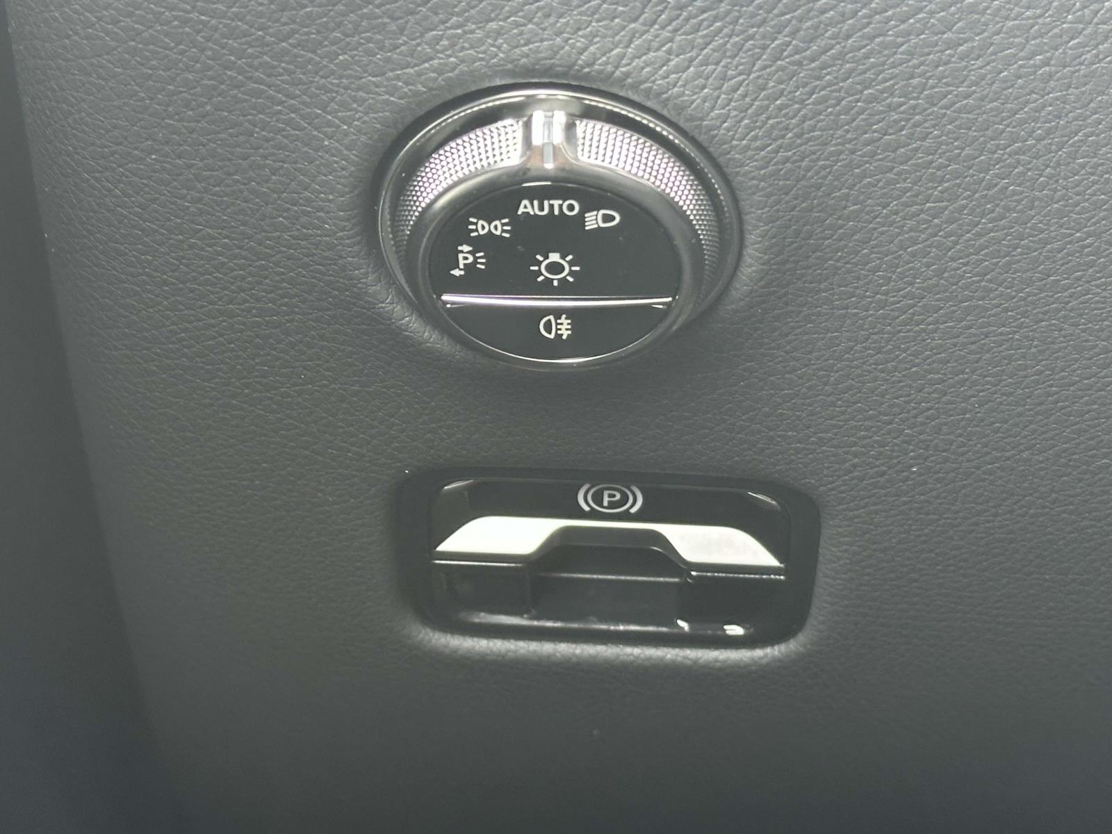 Vehicle image 18 of 22