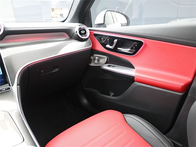 2025 Mercedes-Benz GLC 300 Image 38 of 52