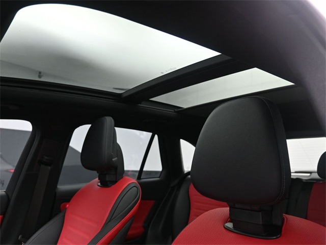 2025 Mercedes-Benz GLC 300 Image 33 of 52