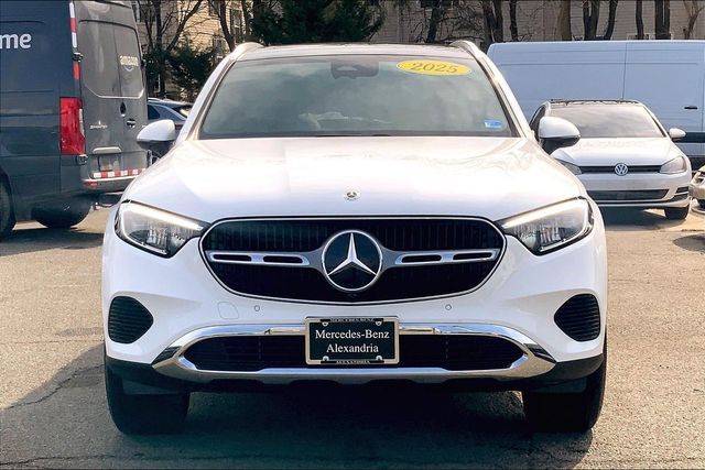 2025 Mercedes-Benz GLC 300 Image 2 of 30